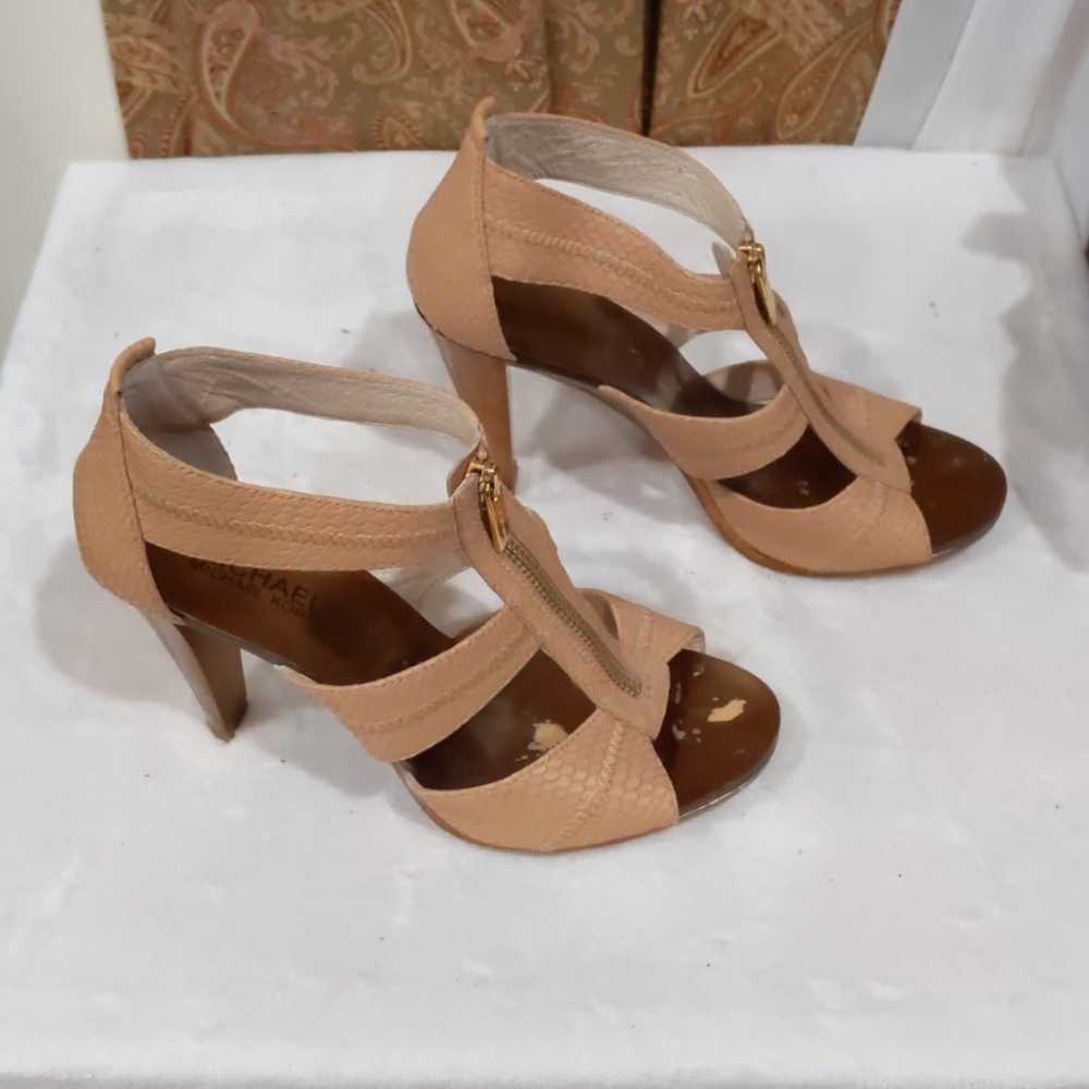 MICHAEL KORS heel cream color size 8M